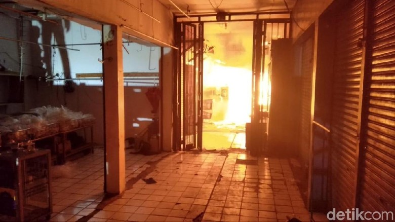 Pasar Lawang Malang Terbakar, Pedagang Panik Selamatkan Barang Pasar Lawang Malang Terbakar, Pedagang Panik Selamatkan Barang