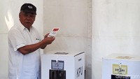 Sama seperti beberapa menteri lainnya, Basuki juga mengenakan kemeja warna putih saat mencoblos. Eduardo Simorangkir/detikcom.