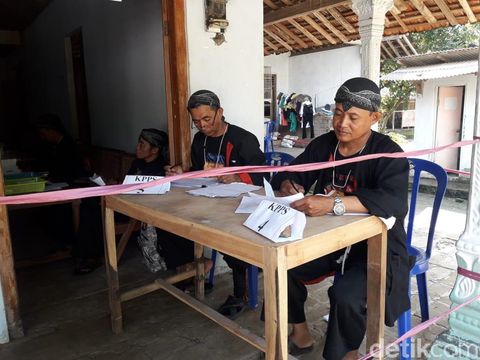 Petugas TPS berpakaian khas Ponorogo/