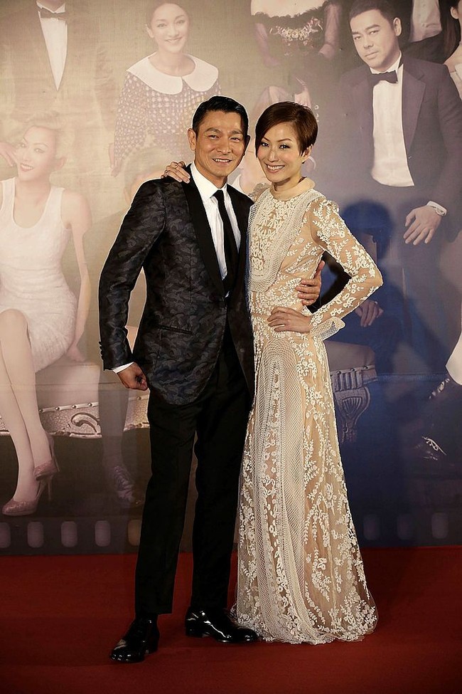 Inilah Sammi Cheng, aktris dan penyanyi terkenal Hong Kong yang kehidupannya tengah terguncang kabar perselingkuhan suaminya, Andy Hui. Lawan main Andy Lau dalam film box office Needing You… itu harus menghadapi fakta tentang sang suami yang ketahuan selingkuh melalui video intim. Foto: Getty Images