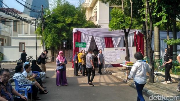 Situasi di TPS 005 Kuningan, Jakarta Tempat Luhut Nyoblos