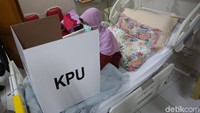 Logistik pemilu didatangkan ke kamar pasien untuk mencoblos.