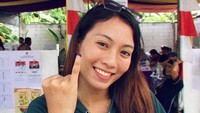 Berllian Marsheilla, atlet voli nasional, memilih di TPS dekat kediamannya di Tanjung Priok. (Instagram pribadi)