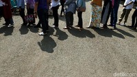 Momen para warga Gambir, Jakarta, saat antre di TPS 008.