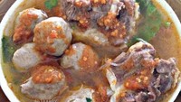 Solo dan sekitarnya jadi daerah asal banyak bakso enak. Siapa ngga ngiler? Bakso plus tulang iga sapi meluap seperti ini? Foto: Instagram @kulinersoloenak