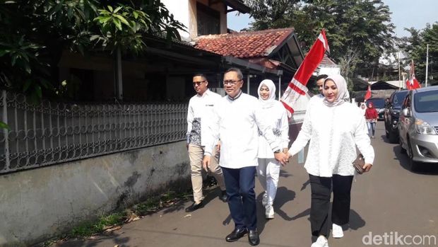 Nyoblos Bareng Istri, Zulkifli Hasan Anggap Pemilu Sukses Kalau Rukun Kembali