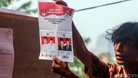 Petugas dari Kelompok Panitia Pemungutan Suara (KPPS) menghitung surat suara Pilpres di TPS 59 dan TPS 60, Petamburan, Jakarta Pusat, Rabu (17/4/2019).
