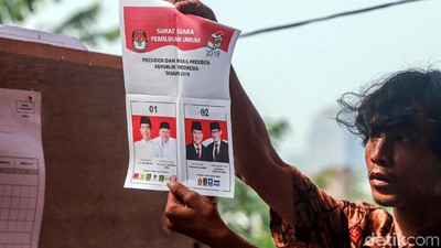 Petugas Mulai Hitung Surat Suara di TPS