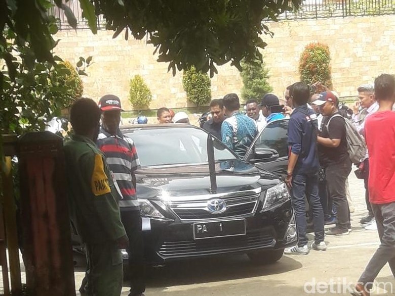 Kotak Suara Belum Ada, Gubernur Papua Kecewa Saat Datangi TPS Kotak Suara Belum Ada, Gubernur Papua Kecewa Saat Datangi TPS