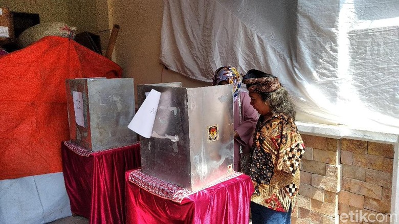 Potret Pelukis Tunadaksa di Malang Semangat Nyoblos Potret Pelukis Tunadaksa di Malang Semangat Nyoblos