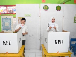 Bareng Istri, Plt Ketum PPP Nyoblos Pakai Baju Putih