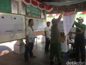 Demi Tugas Mulia Jaga TPS: Pulang Pagi, Lupa Makan, Sampai Masuk Angin