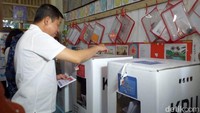 Setelah mendapat surat suara, mantan Menteri Perhubungan ini langsung menuju bilik yang disediakan. Ia tampak sibuk membuka buka kertas surat suara tersebut.