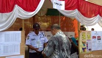 Sembari menunggu giliran, Darmin menyapa warga yang sudah datang lebih dulu dan mengantre di TPS.