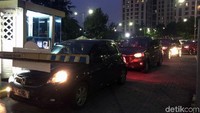Setelah puas berbelanja, antrean ke luar mal dipenuhi kendaraan-kendaraan. Panjangnya antrean mencapai 10-15 kendaraan untuk mobil. Untuk motor, bisa mencapai 20-30 motor.