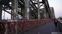 Sebenarnya, jembatan ini diperuntukkan untuk kereta api, bukan jembatan kendaraan bermotor. Namun ada area pejalan kaki yang luas dan nyaman untuk jalan-jalan. (Wahyu Setyo/detikcom)