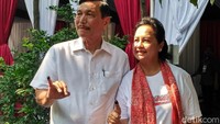 Luhut dan Devi Pandjaitan kompak menunjukkan jari kelingking yang telah dicelupkan ke tinta.