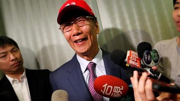 Terry Gou adalah pendiri Foxconn, manufaktur elektronik terbesar di dunia. Ia lahir di keluarga sederhana. Orang tua Terry berasal dari desa Gewan, China. Ayahnya tentara China yang terlibat perang melawan Jepang. Sesudah masa perang, sang ayah jadi polisi. Tapi kemudian terjadi pergolakan kekuasaan di China. Sang ayah dan istrinya mengungsi ke Taiwan. Di sana, mereka menetap. Tahun 1950, Terry lahir dengan nama Gou Tai-ming. Foto:Reuters