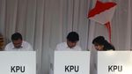 Pose Guruh Soekarnoputra Usai Mencoblos di TPS