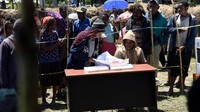 Hingga siang hari lokasi TPS masih dipenuhi para warga. ANTARA FOTO/Yusran Uccang.