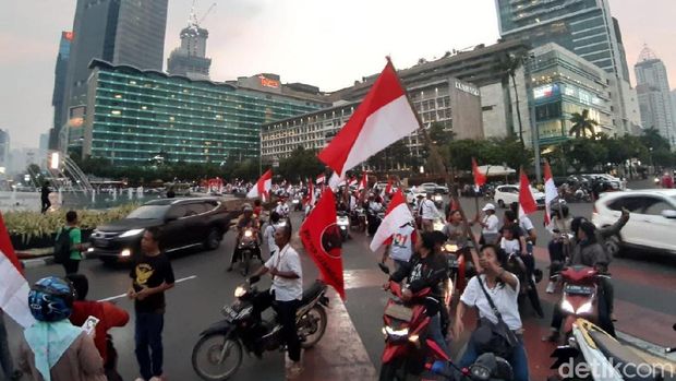 Pawai pendukung Jokowi-Ma'ruf Amin di Bundaran HI.