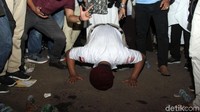 Ada juga yang melakukan sujud syukur.