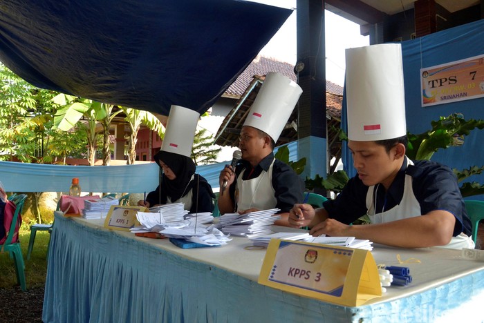 di TPS di Desa Srinahan Kesesi Kabupaten Pekalongan KPPS menggunakan koki. Pemilih usai memilih dapat kue apem gratis, (17/4/2019).