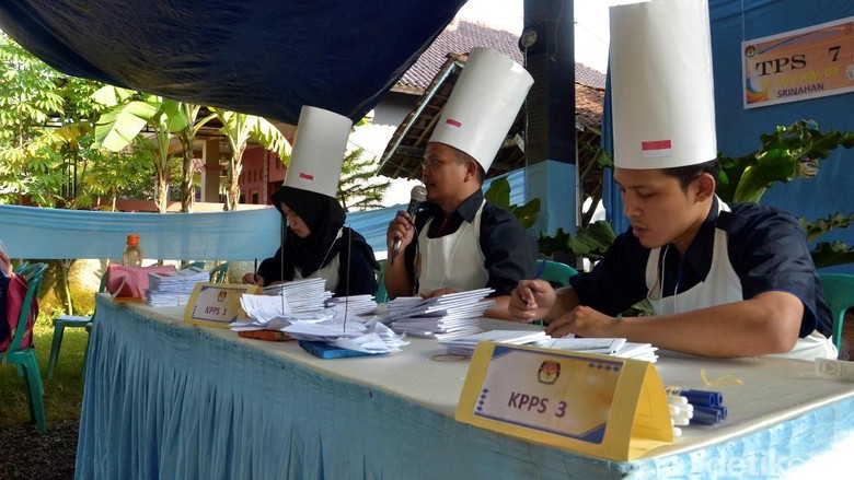 KPPS Bergaya Ala Koki, Nyoblos di TPS Ini Dapat Kue Apem KPPS Bergaya Ala Koki, Nyoblos di TPS Ini Dapat Kue Apem