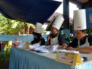 KPPS Bergaya Ala Koki, Nyoblos di TPS Ini Dapat Kue Apem