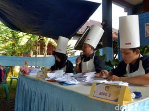 KPPS Bergaya Ala Koki, Nyoblos di TPS Ini Dapat Kue Apem