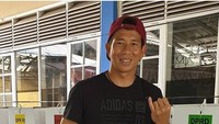 Made Wirawan memamerkan jari kelingkinya usai nyoblos di Pemilu 2019 dan Pilpres 2019. (Instagram pribadi)