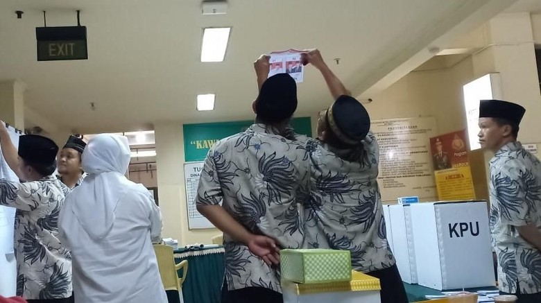 Jokowi Unggul Satu Suara di TPS Rutan Polda Metro Jaya Jokowi Unggul Satu Suara di TPS Rutan Polda Metro Jaya