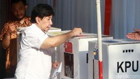 Guruh memasukan surat suara yang telah dicoblos ke kotak suara.