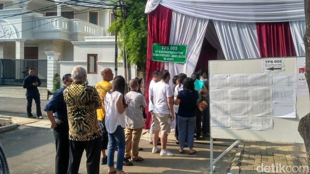 Situasi di TPS 005 Kuningan, Jakarta Tempat Luhut Nyoblos