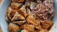Kuahnya nyemek tapi potongan daging iganya tebal. Apalagi disiram sambal yang menggiurkan. Foto: Instagram @franciscapelangi