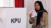 Warga berbondong-bondong mendatangi TPS 41 di Bogor, Jawa Barat, untuk mencoblos di Pemilu Serentak 2019, Rabu (17/4/2019).