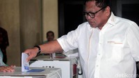 OSO memasukkan surat suara yang telah dicoblosnya.