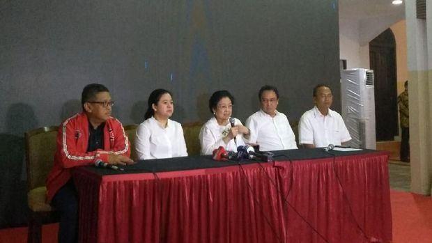 Megawati jumpa pers ditemani prananda, puan maharai dan hasto kristiyanto