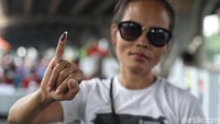 Beberapa warga memamerkan jari kelincing bertinta usai mencoblos.