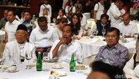 Momen Jokowi-Maruf Amin memantau perhitungan suara pilpres 2019.