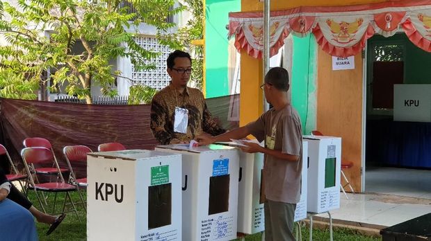 Warga memberikan hak suara.