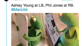 Jones jadi bek, fans Mu ini digambarkan langsung mencari gantungan. Foto: istimewa