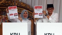 Selain Sandiaga, kedua anak Sandiaga yaitu Aneesa Atheera Uno dan Amyra Atheefa Uno juga menggunakan hak pilihnya di TPS 02.