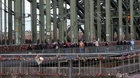 Tidak ada yang tahu pasti siapa yang mempopulerkan tradisi ini. Tapi sejak tahun 2008 hingga sekarang, turis-turis dari berbagai negara datang ke sini untuk menggembok cinta mereka. (Wahyu Setyo/detikcom)