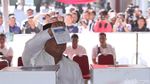 Jempol-Telunjuk Bertinta, Begini Gaya Prabowo Salam 2 Jari Usai Nyoblos