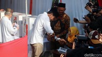 Usai memasukan surat suaranya, Sandia mencelupkan jarinya ke tinta yang telah disediakan.