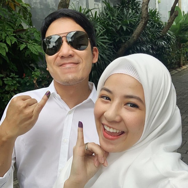 Natasha Rizki juga ikut ‘memutihkan’ TPS dengan warna busana yang kompak dengan suaminya Desta. Acha, sapaan akrabnya memilih hijab segi empat polos yang dipakai secara simple. Foto: Instagram