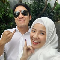 Natasha Rizki juga ikut ‘memutihkan’ TPS dengan warna busana yang kompak dengan suaminya Desta. Acha, sapaan akrabnya memilih hijab segi empat polos yang dipakai secara simple. Foto: Instagram
