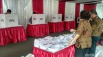 Menteri Jonan Nyoblos Pakai Baju Putih Bareng Istri