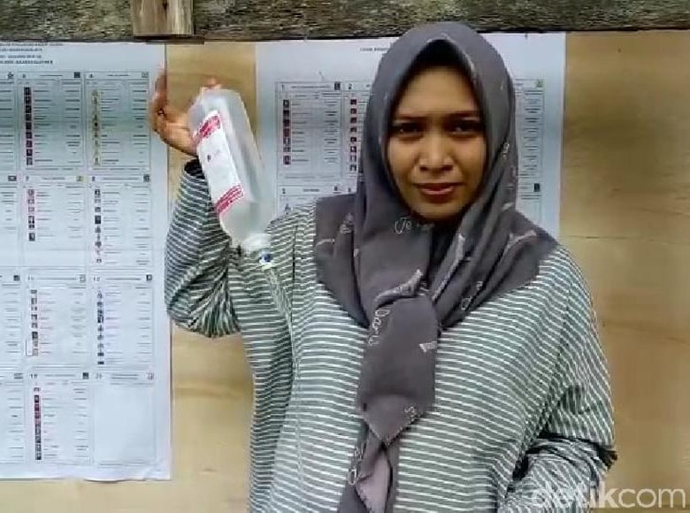 Demi Nyoblos, Ibu Hamil Ini ke TPS dengan Infus di Tangan Demi Nyoblos, Ibu Hamil Ini ke TPS dengan Infus di Tangan